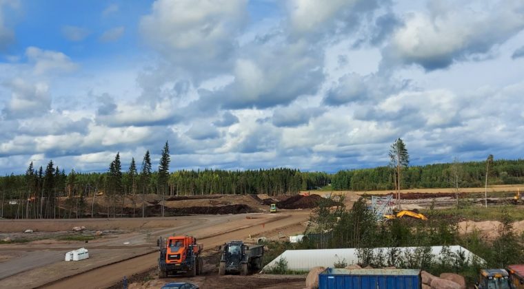 Logistiikka-alueen työmaalla Kullasvaarassa rakennetaan uusia teitä ja tontteja.