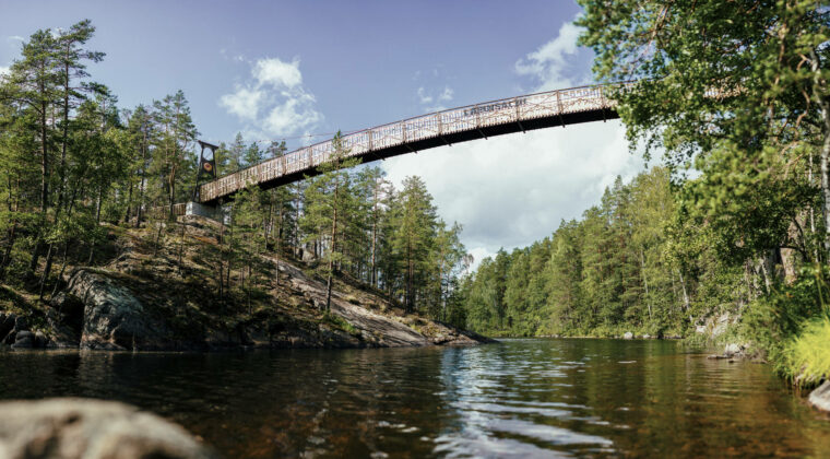 Lapinsalmen silta Repovedellä alhaalta kuvattuna.