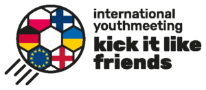 Jalkapallo lofo eri maiden lipuilla ja teksti: logo: Kick it like friends.