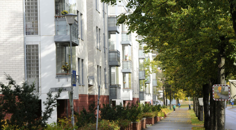 Kerrostaloja ja kevyen liikenteen väylä, jossa muutama jalankulkija