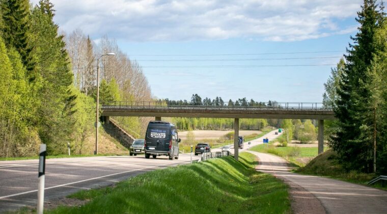 Kuvassa paketti- ja henkilöautoja ajamassa Kouvolasta Kotkaan valtatietä 15.