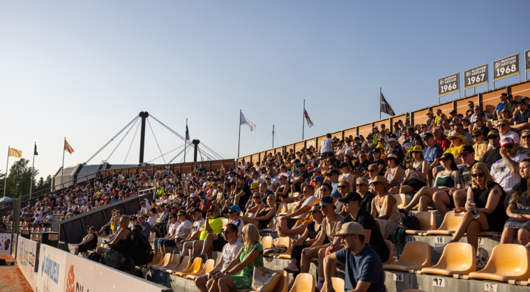 Paljon yleisöä Kouvolan pesäpallostadionilla.