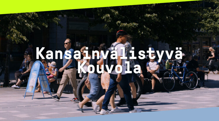 ihmisiä kävelemässä ja päällä Kouvola-viisteet sekä teksti: kansainvälistyvä Kouvola