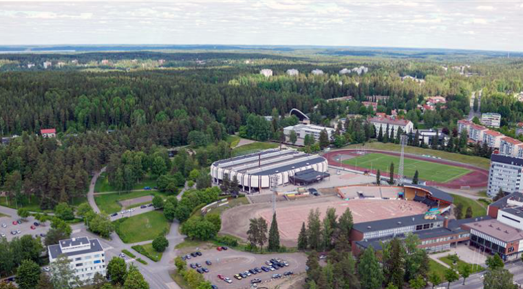 Ilmakuva Kouvolan keskustassa sijaitsevasta Urheilupuistosta, jossa ovat puisto, jäähalli, pesäpallostadion ja taustalla pilkottaa uimahalli.