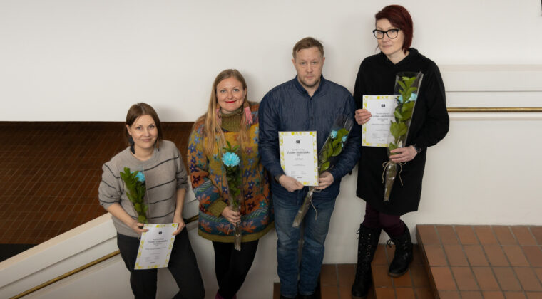 Vuoden viestintäteko -voittajat Kaisa Spies, Angelika Polak, Antti Raita, Heidi Koskinen-Järvisalo. Neljä ihmistä portaissa.